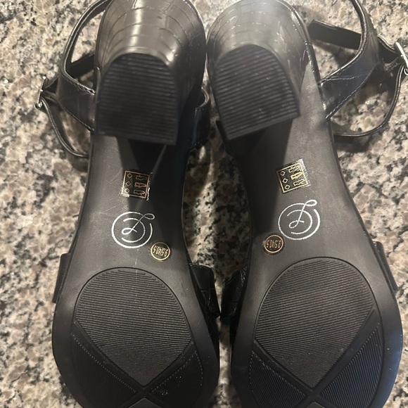 CHINESE LAUNDRY Platform Heel - Picture 2 of 4